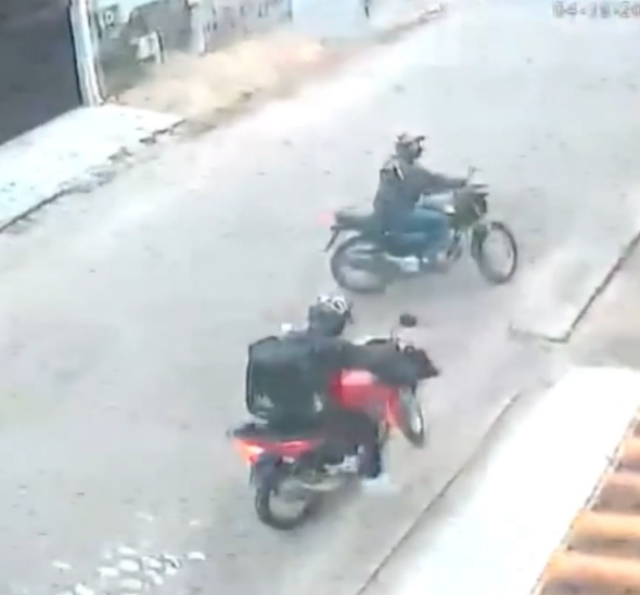 PG: câmera registra momento em que mulher é assaltada por três homens armados; veja vídeo