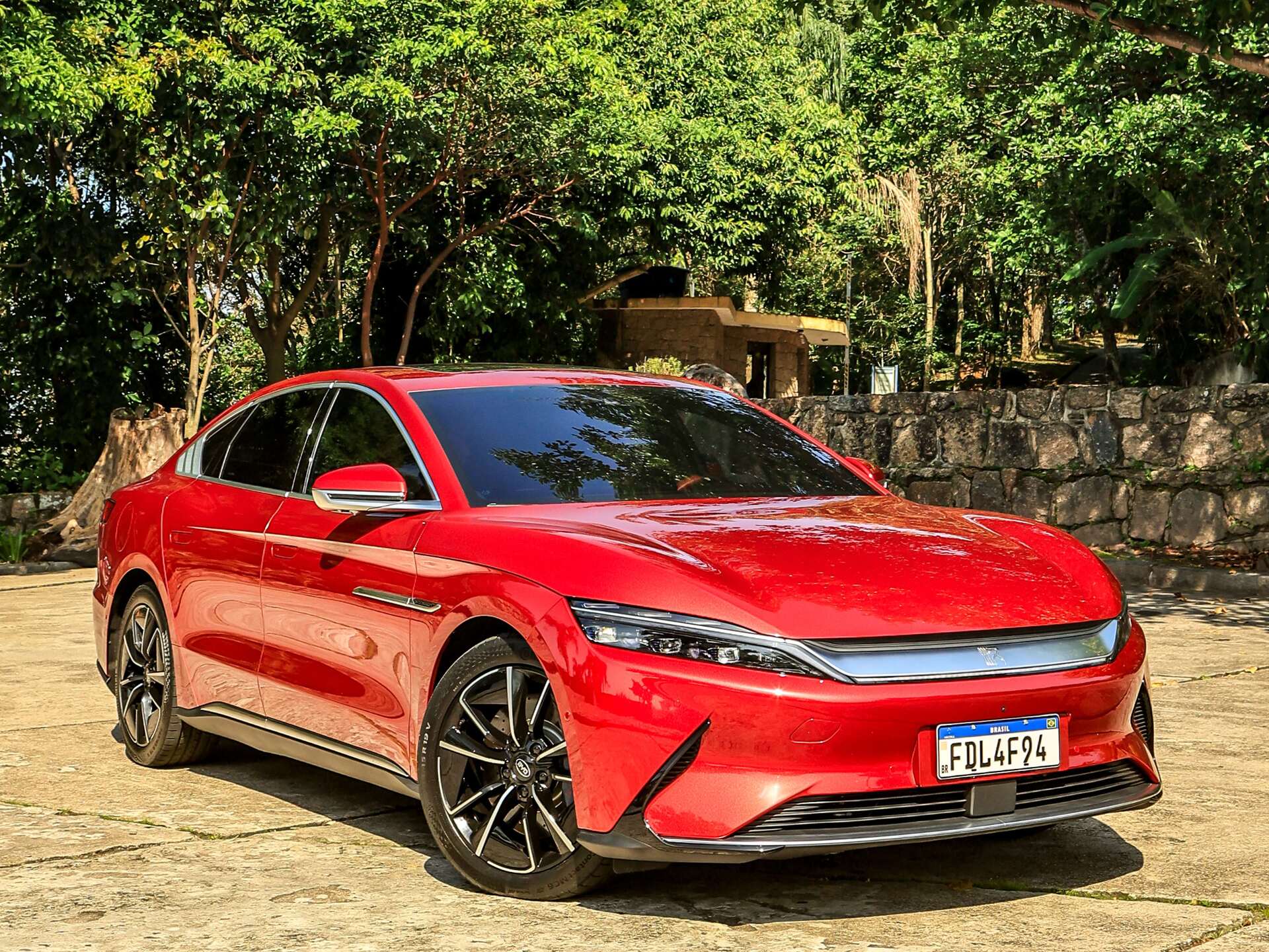 Com quase 5 metros de comprimento, o sedã elétrico da BYD adota a linguagem de design Dragon Face (cara de dragão), que leva a assinatura do renomado diretor de design alemão Wolfgang Egger (ex-Audi)