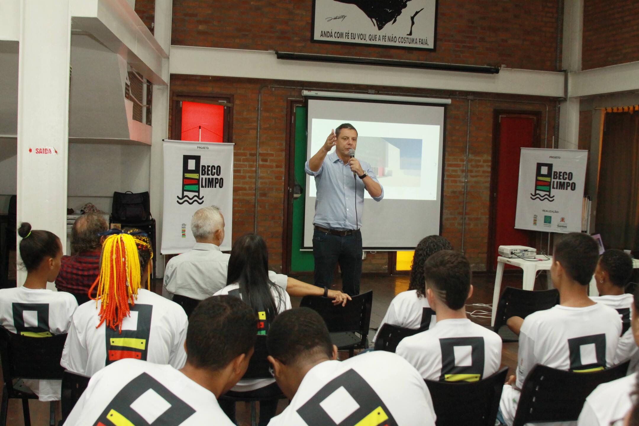 Projeto capacitará jovens nas comunidades para diminuir lixo lançado no mar em Santos