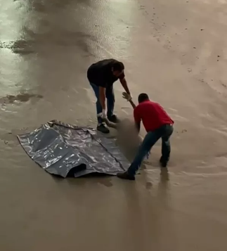 Corpo na praia da Enseada