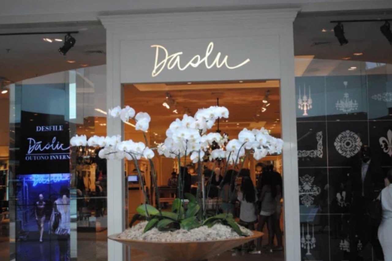 Fundada em 1958 por Lúcia Piva de Albuquerque e Lourdes Aranha dos Santos, a Daslu comercializava artigos de luxo de diversas marcas e atingiu o seu ápice a partir dos anos 1990