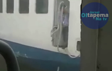 Balsa fica à deriva em travessia entre Santos e Guarujá