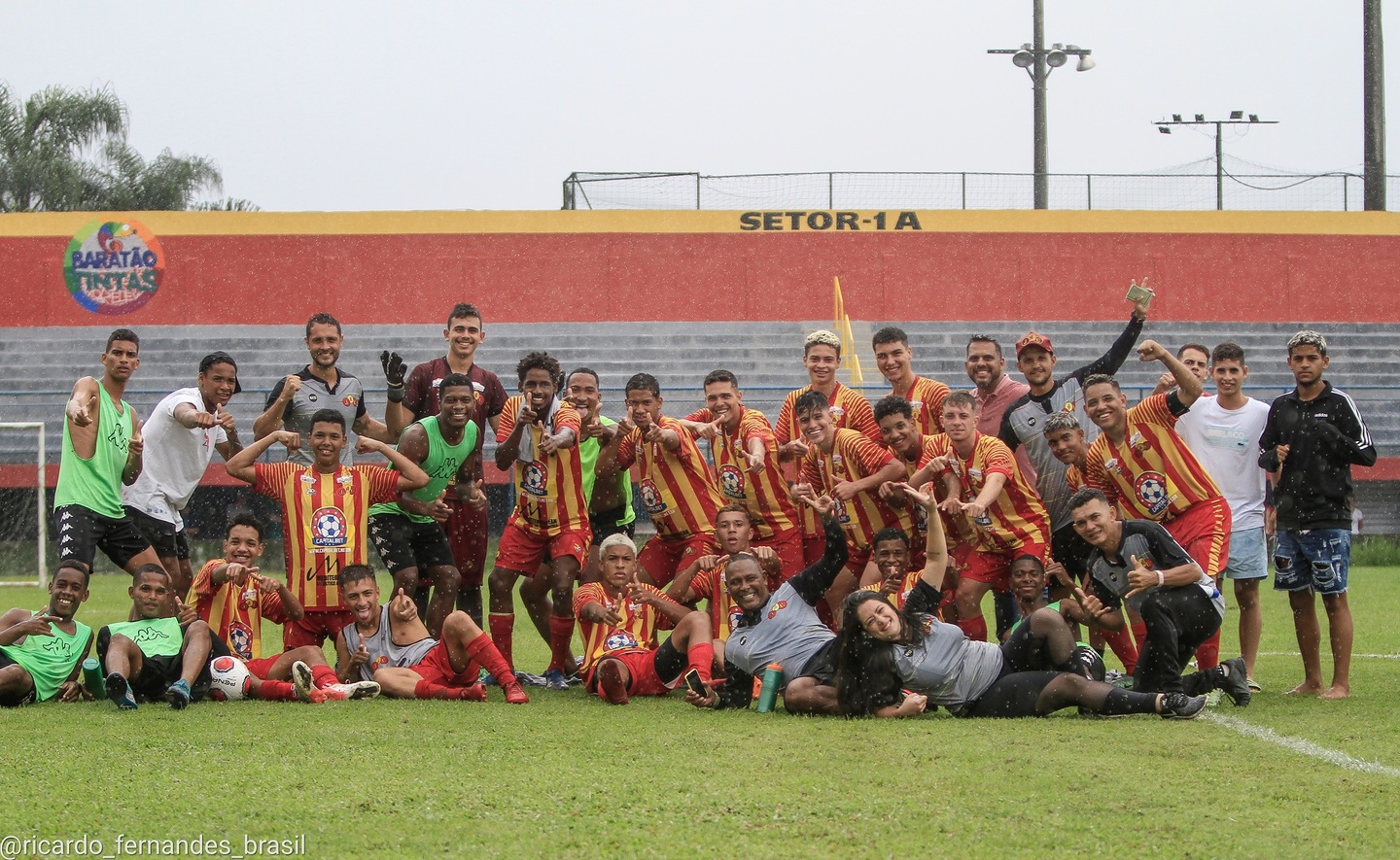 Equipe juvenil do Jabuca faz a festa no gramado do Estádio Espanha após derrotar o União Suzano na disputa de pênaltis