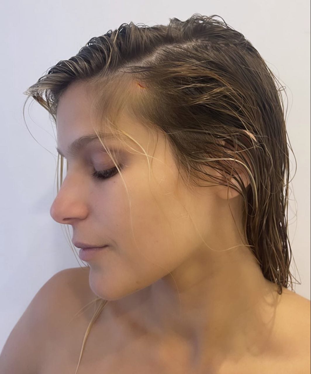 Isabella Santoni faz pequeno corte na cabeça enquanto surfava