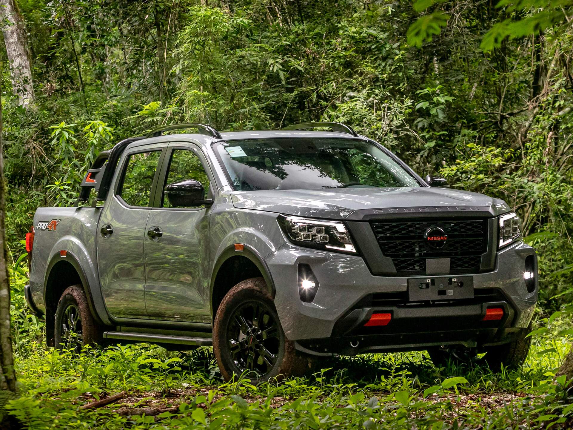 A Frontier 2023 traz um desenho robusto que segue o conceito global Nissan Emotional Geometry Design