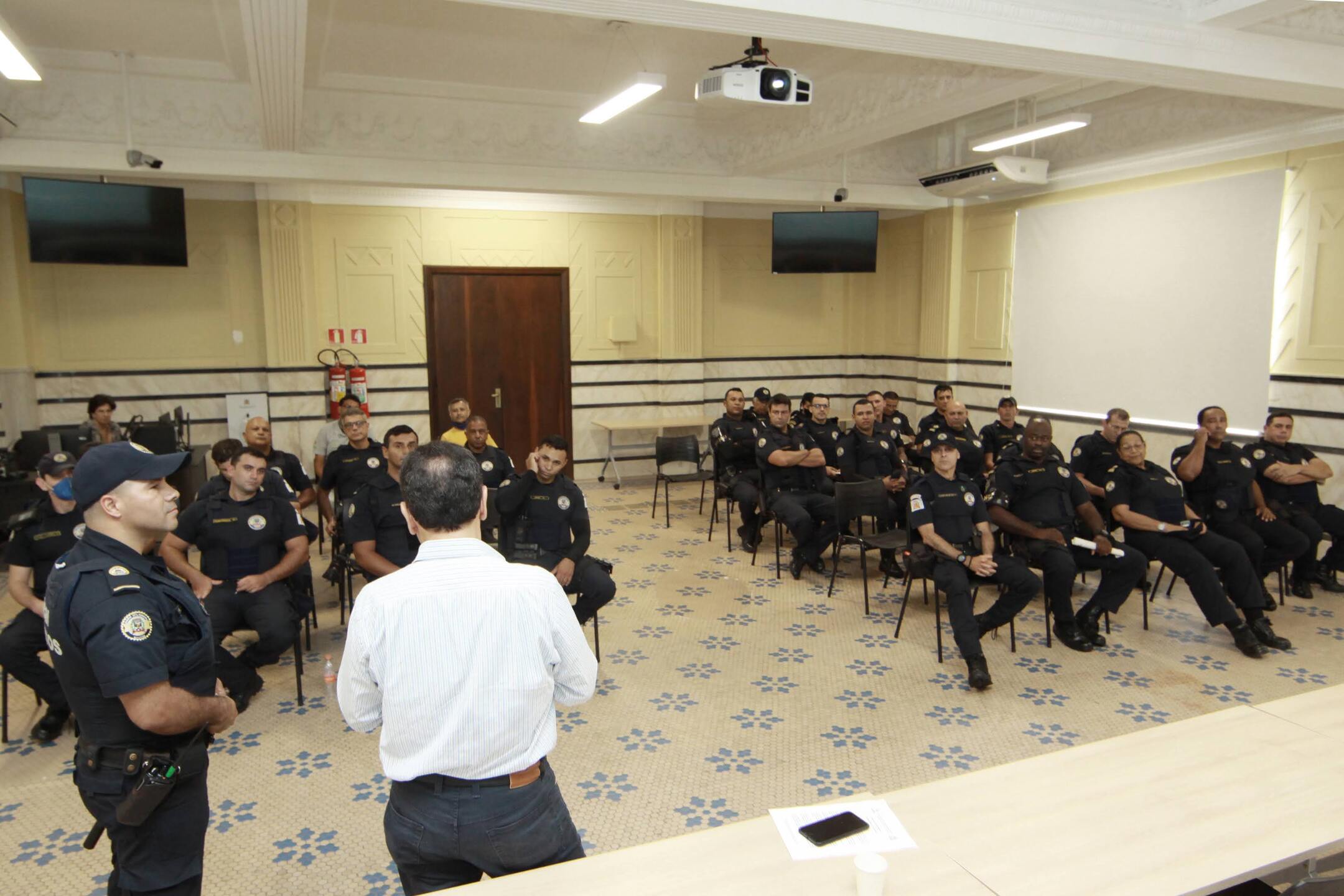 Guardas municipais de Santos recebem treinamento sobre programa Turista Legal