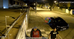 Homens invadem condomínio na madrugada e furtam moto; veja vídeo