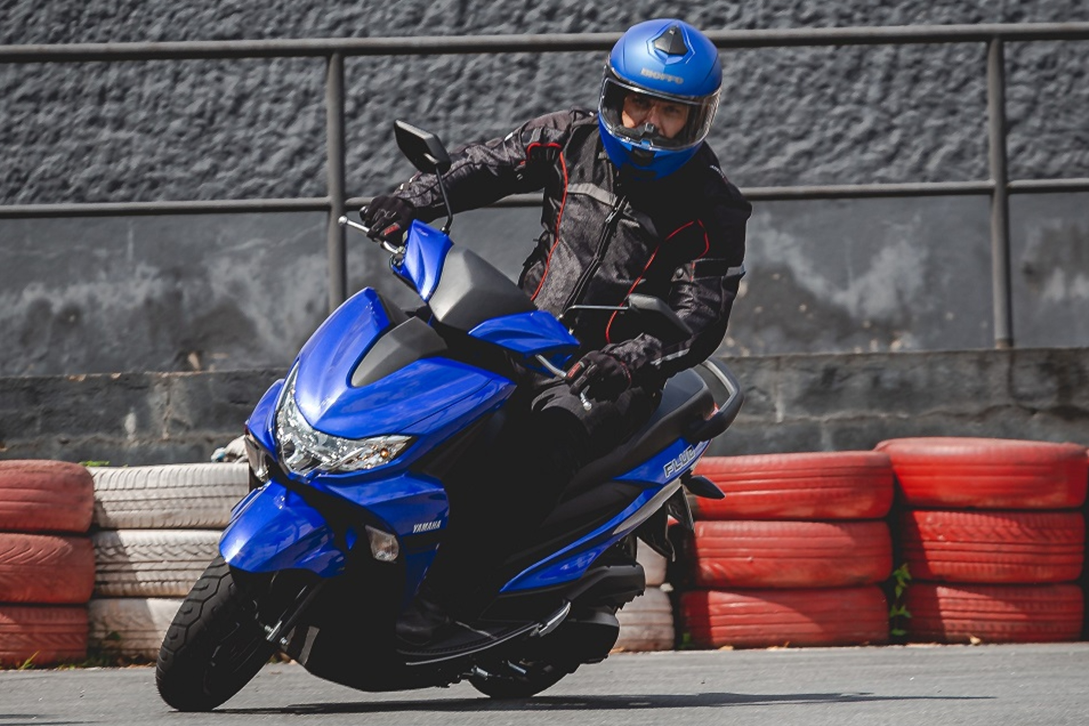 A nova scooter da Yamaha tem três opções de cores: azul metálico, preto e branco.