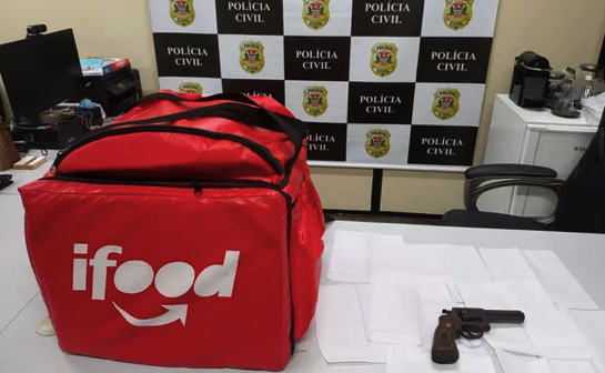 Materiais encontrados na casa do suspeito em Americanópolis