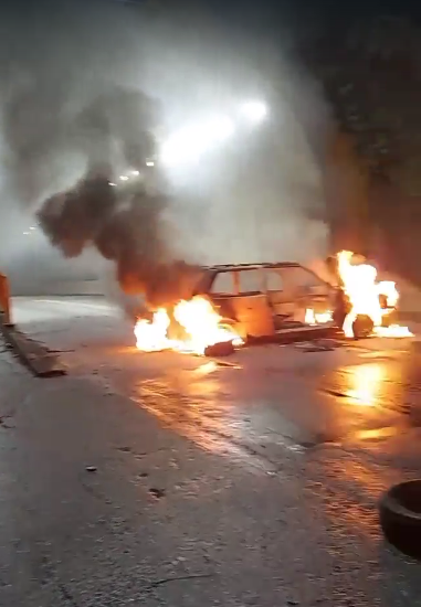 Quadrilha assalta joalheria e bloqueia túnel com carro em chamas após troca de tiros com a PM; vídeo