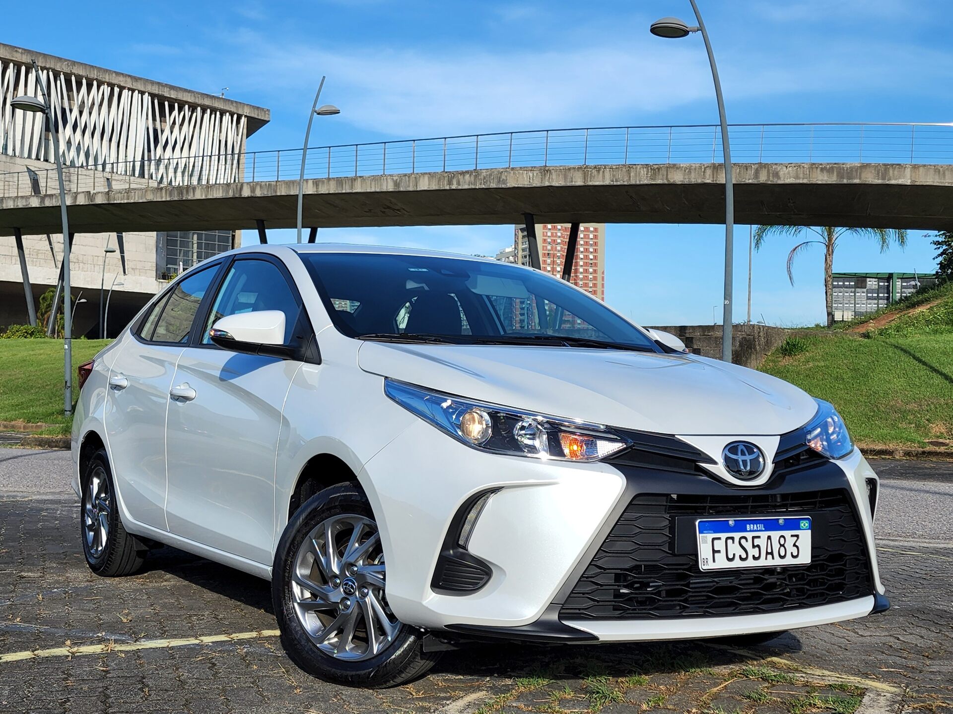Yaris 2023 recebeu uma discretíssima reestilização. Na frente, as linhas ficaram mais fluidas, com a grade e os para-choques redesenhados