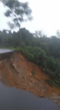 Cratera se abre e engole parte da pista da Rio-Santos; veja vídeo