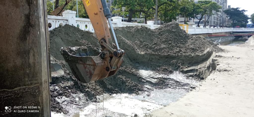 Desassoreamento retira 120 toneladas de areia da praia do canal 2 em Santos