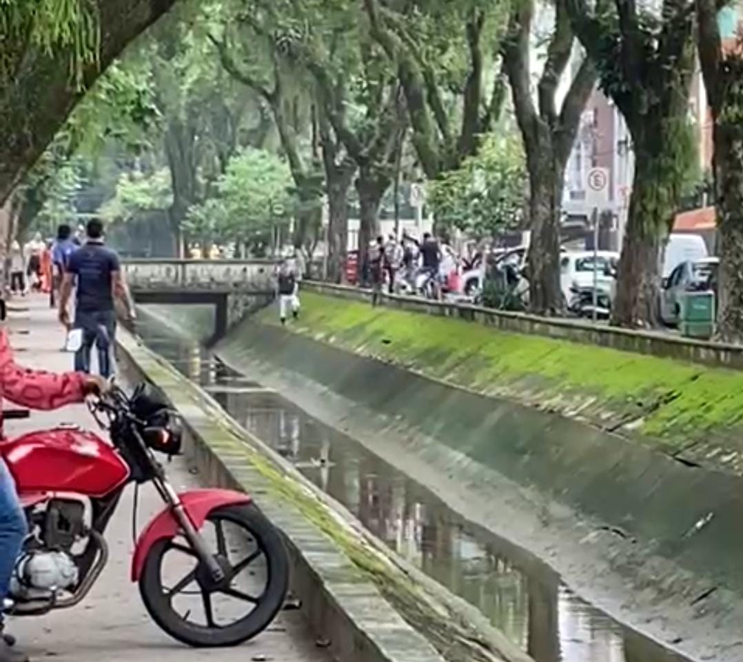 Populares perseguem e detém suspeito por assalto no José Menino; veja vídeo