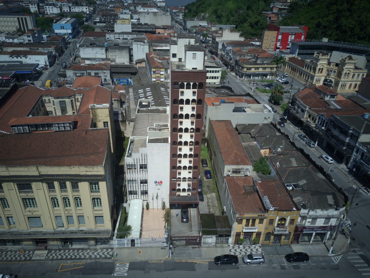 A estrutura do prédio está sendo adaptada. São dois elevadores à disposição dos moradores, e a cobertura já conta com espaço com churrasqueira