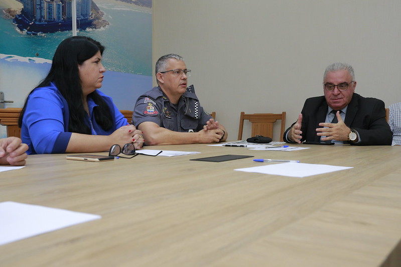 Prefeita de Guarujá em exercício, Adriana Machado, durante reunião com autoridades civis e militares