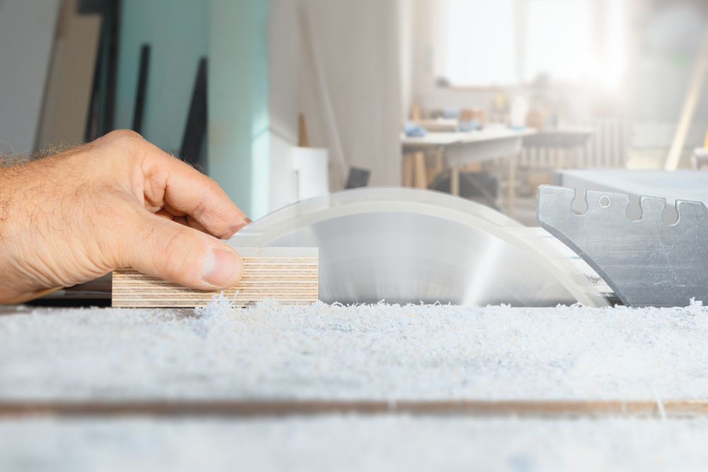 Entre as partes do corpo mais atingidas, estão dedos, com 110.001 ocorrências