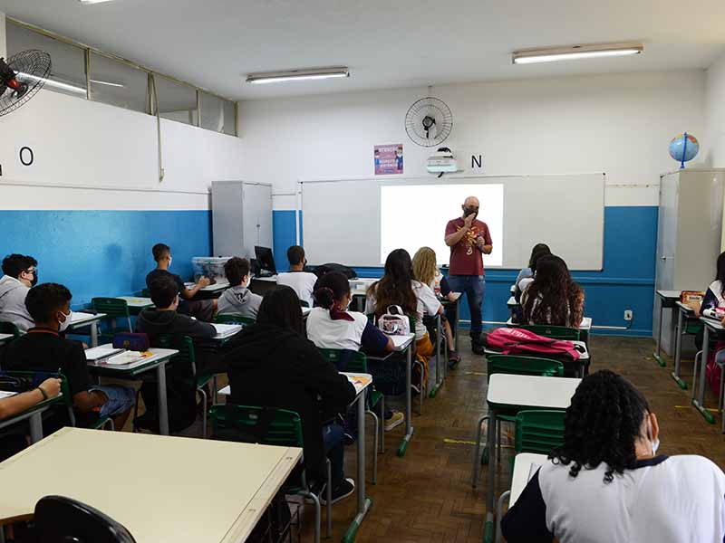 A opção com mais vagas é escriturário, com 20 oportunidades