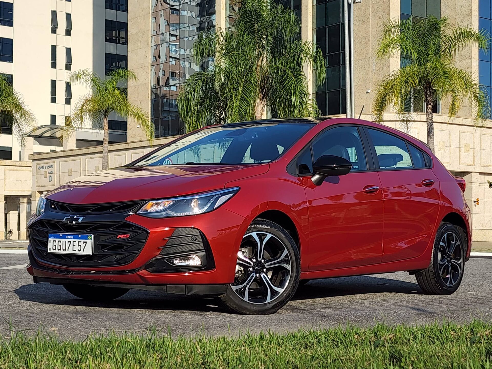 O Chevrolet Cruze Sport6 RS tenta servir de alternativa a quem quer se diferenciar do espaço exíguo dos hatches compactos mas não se entusiasma com o estilo bruto dos SUVs e picapes