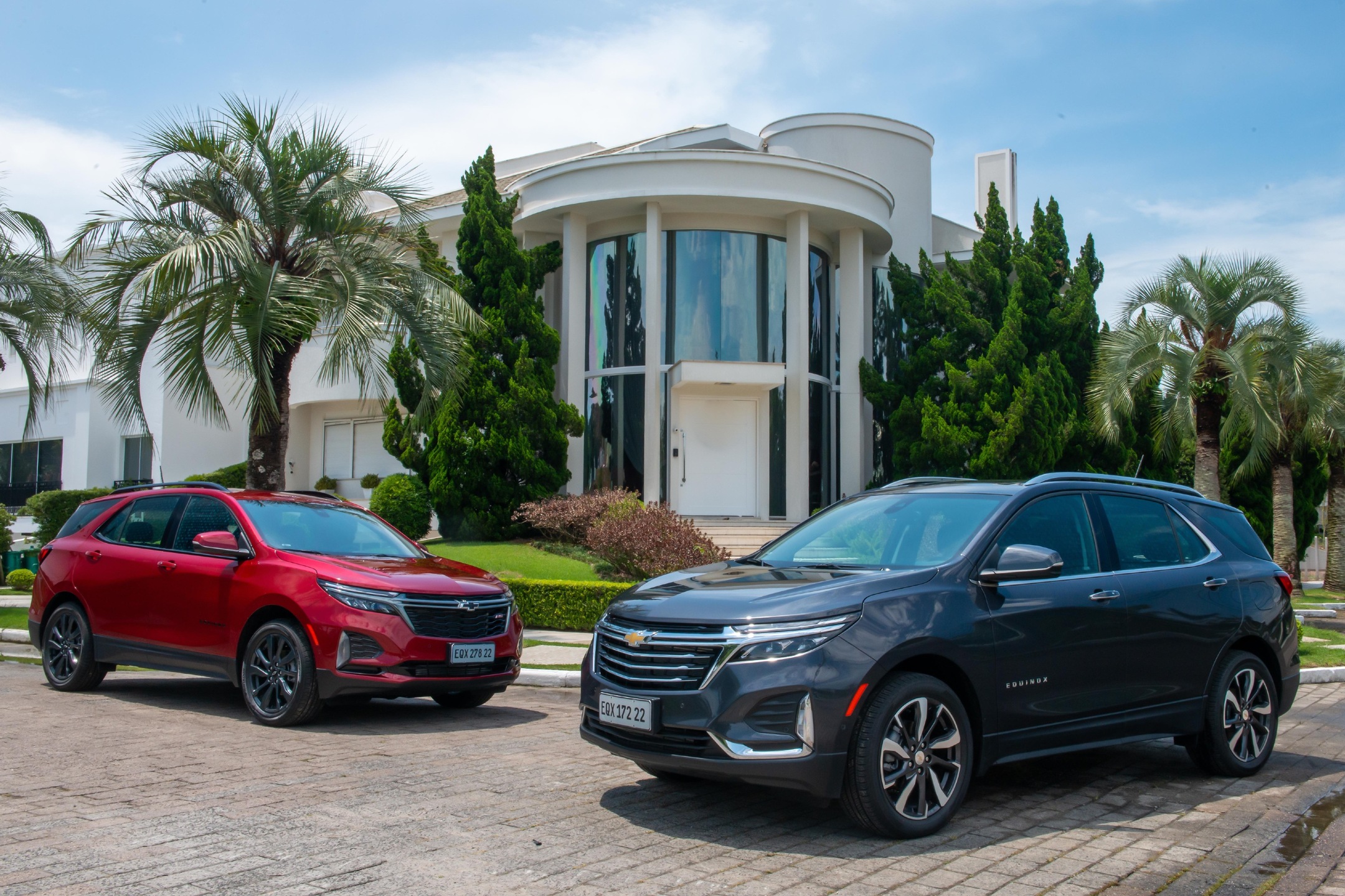 O Equinox 2022 chega nas configurações Premier, com tração integral AWD, e RS