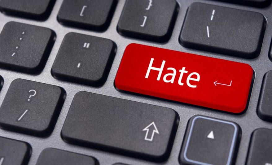 Livro ajuda a entender como a sociedade chegou na era do 'hate' (ódio) na internet