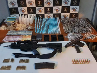 Dupla é presa em flagrante com drogas, armas, dinheiro e objetos para tráfico de entorpecentes