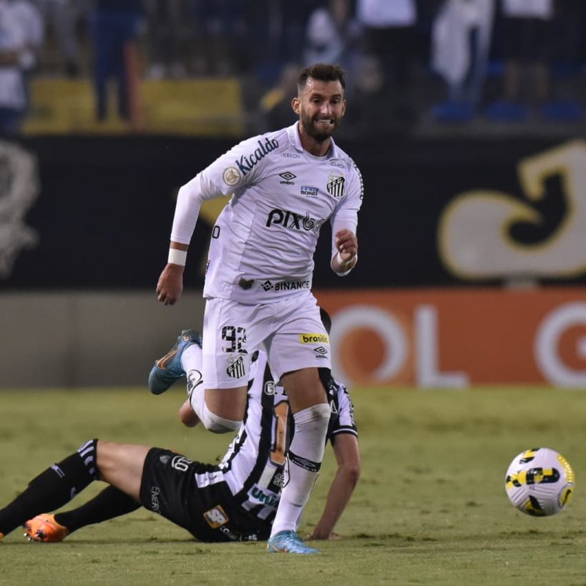 O Santos, que vinha de derrota para o Goiás e agora acumula um tropeço diante do Ceará