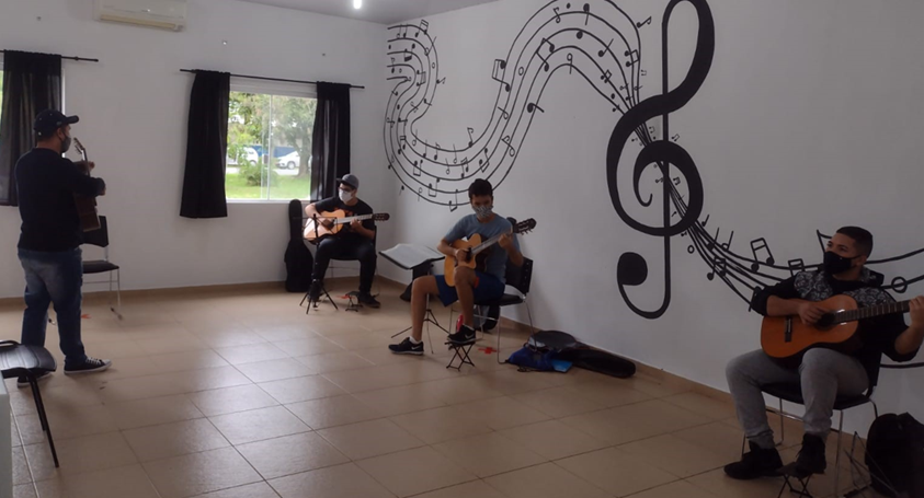 Aula de violão no Polo Registro