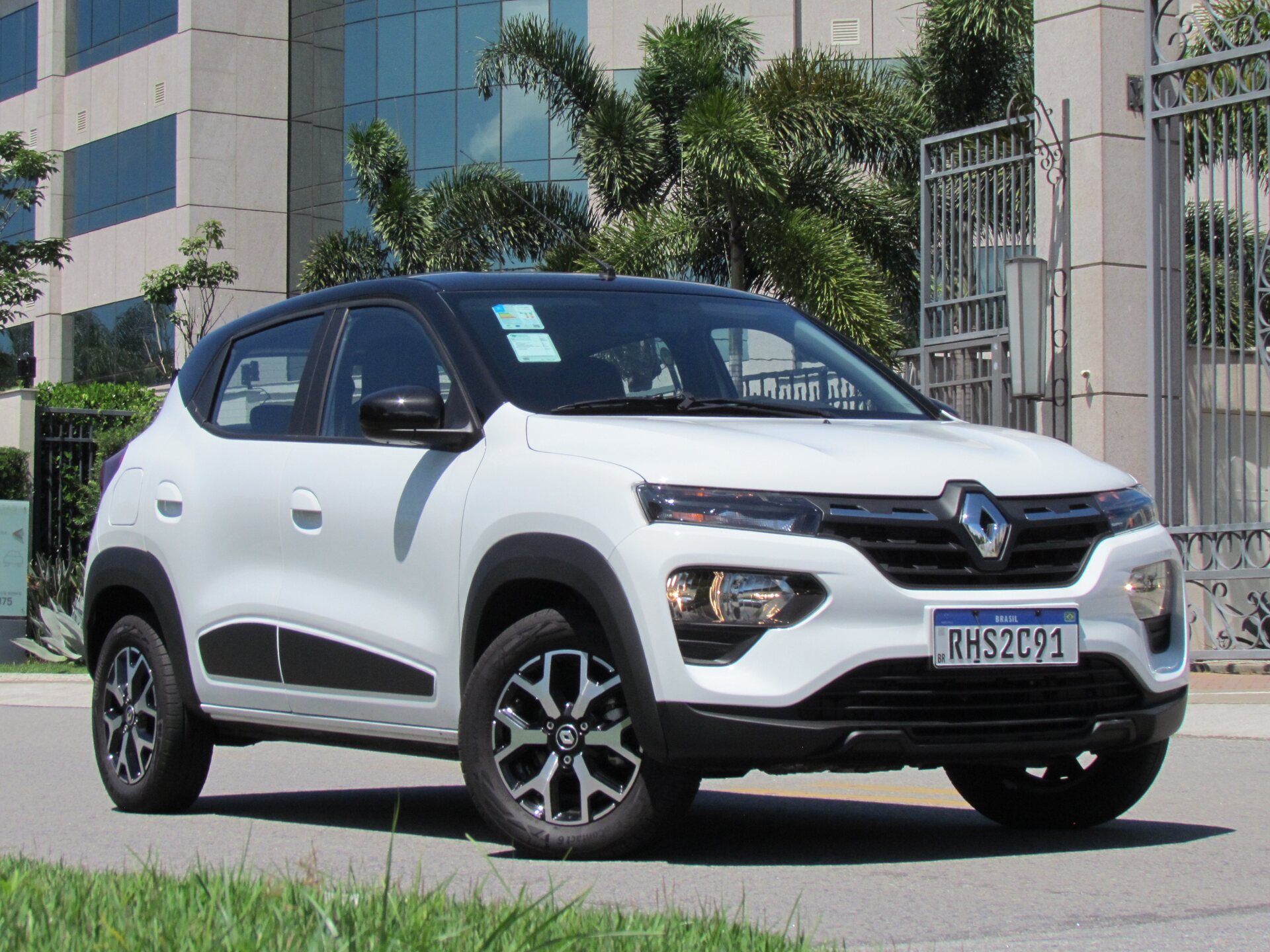 A dianteira ficou mais agressiva com o novo para-choque, grade frontal esculpida ligeiramente mais larga e com elementos cromados na régua superior, com a parte inferior do para-choque na cor preta