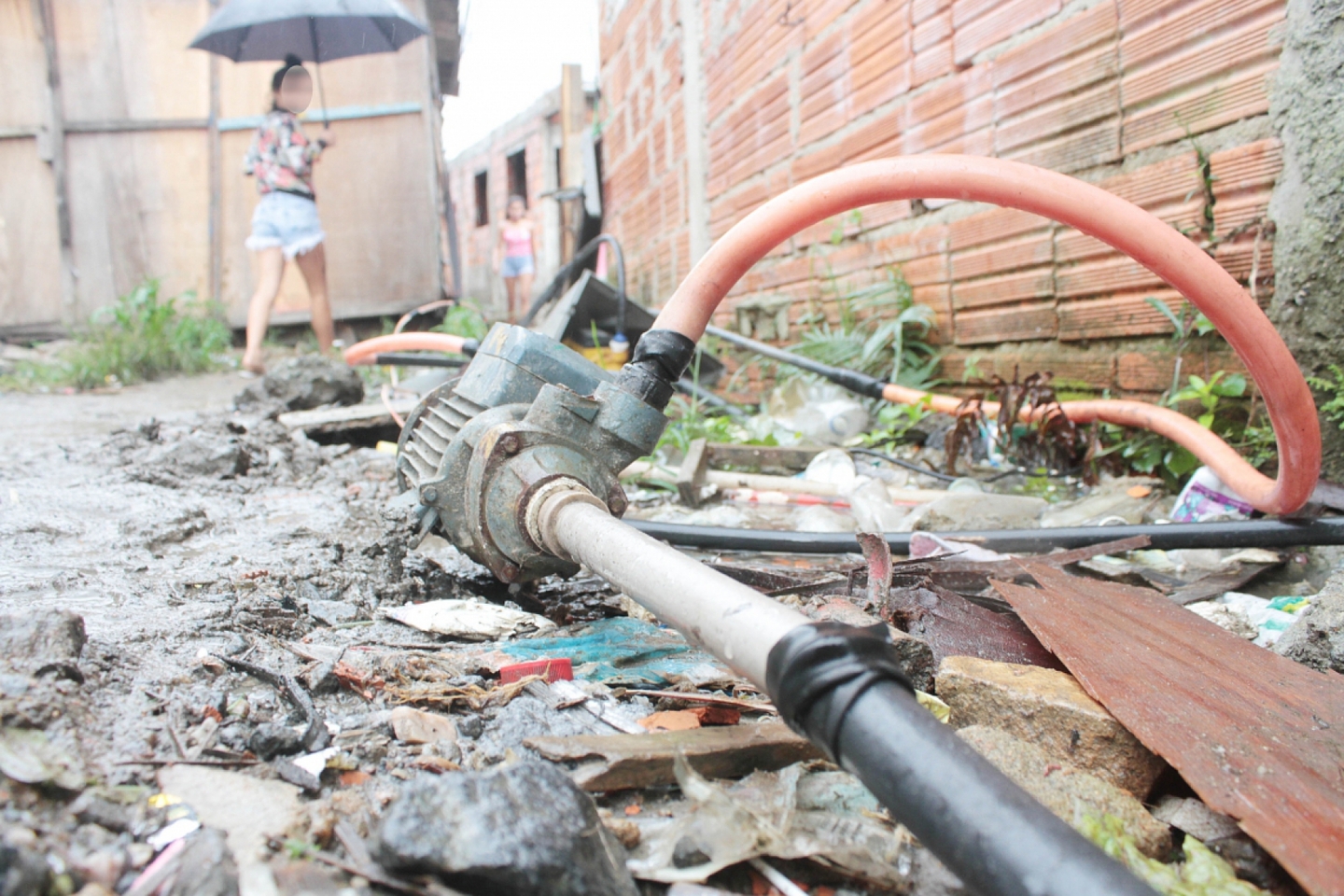 O esgoto que até hoje é jogado nos rios da maior cidade do país é o mesmo que invade a casa das famílias mais pobres nas épocas de chuva