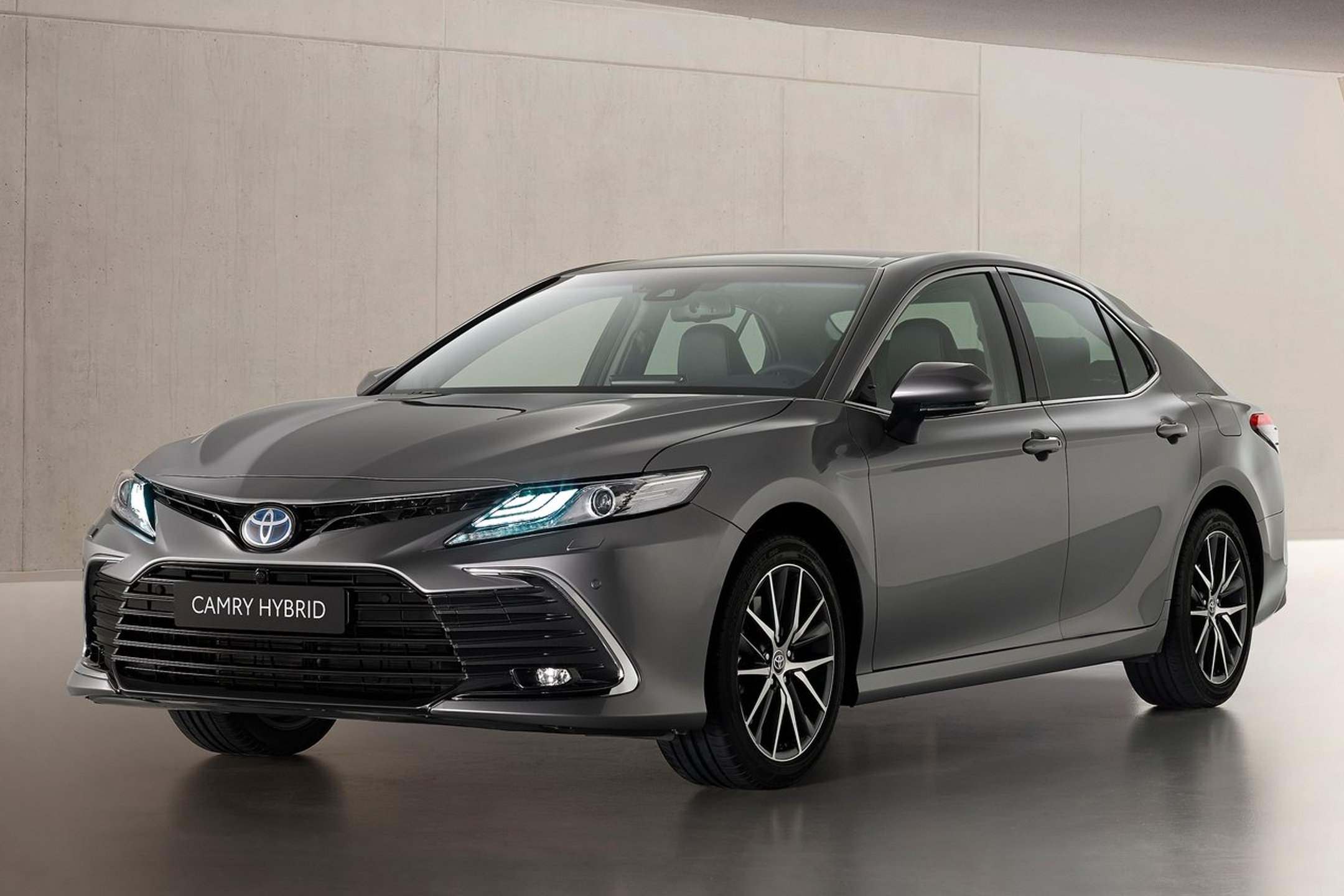 O novo Camry recebeu atualizações no design frontal, com um visual mais moderno, sofisticado e com um toque esportivo