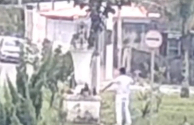 Homem destrói imagem de Nossa Senhora Aparecida em Praia Grande; vídeovandalismo