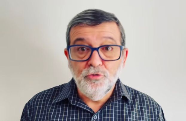 Pastor que defende uso de armas diz que 'mendigos têm o dever bíblico de passar fome' e gera revolta