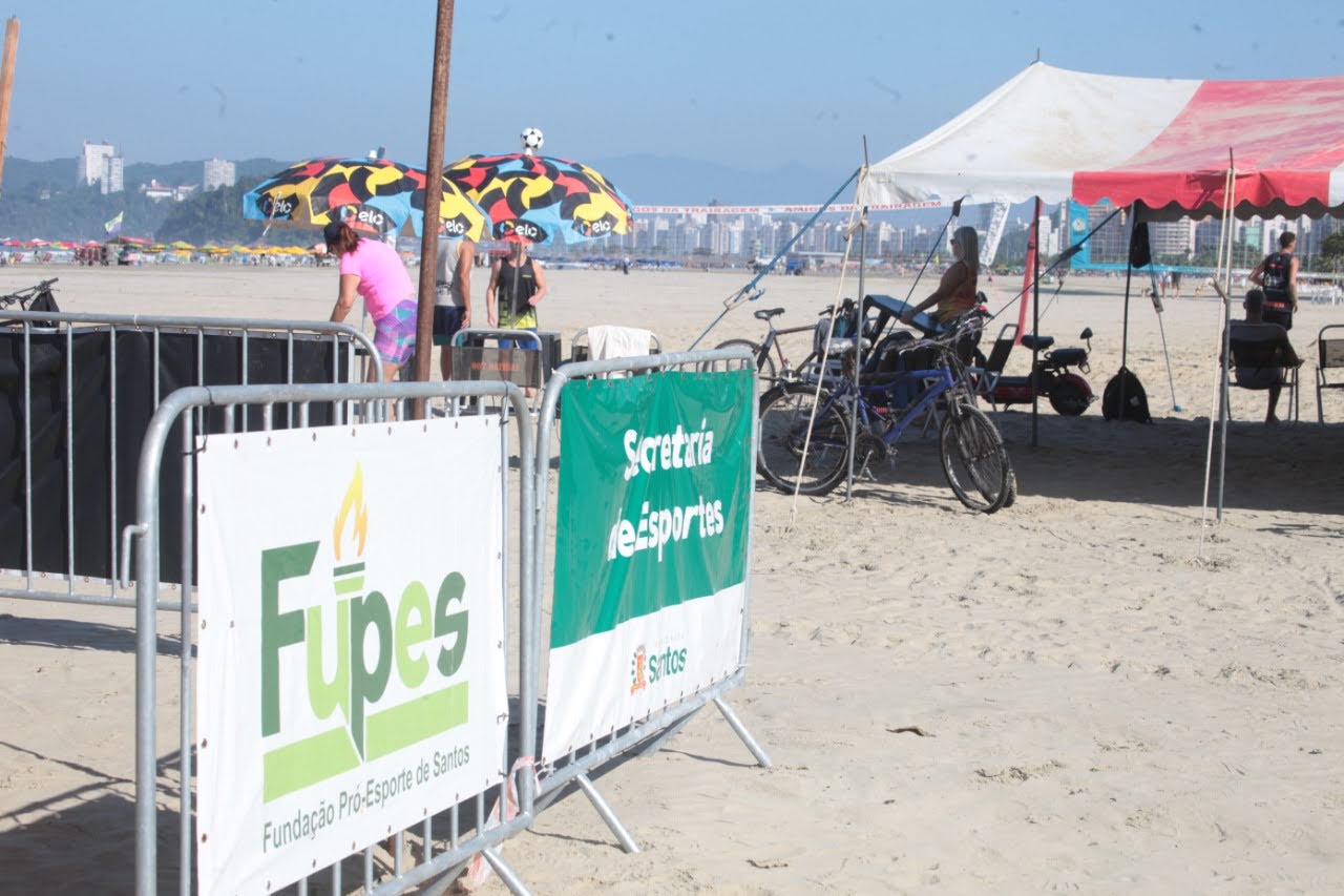 As areias da praia do Gonzaga com atividades esportivas dos Jogos do Servidor