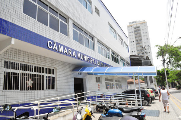 Em Guarujá, o subsídio do vereador é 11.529,00 (brutos) e de agente legislativo (comissionado) é R$ 9.128,00 (brutos)