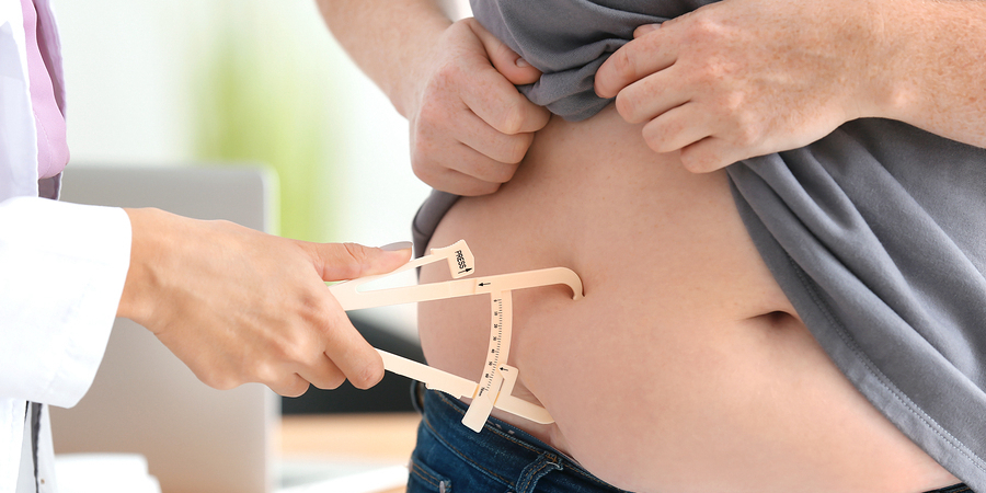 Conforme alerta a médica endoscopista Tássia Serra, do Instituto de Emagrecimento de Santos (IES) e membro da Sociedade Brasileira de Medicina da Obesidade (SBEMO), esse é um problema de saúde grave, que pode gerar outros problemas ao longo do tempo