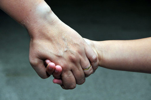 Pensando no impacto sobre as crianças e os jovens mais vulneráveis, algumas organizações têm desenvolvido ações, projetos de formação, acompanhamento e capacitação estudantil