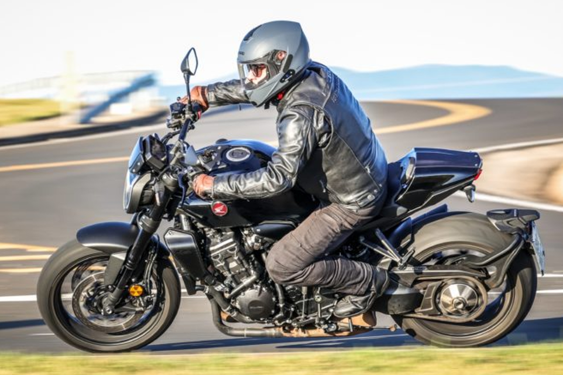 A nova versão agrega um visual personalizado que se caracteriza pelo extenso uso do preto em praticamente todas as superfícies