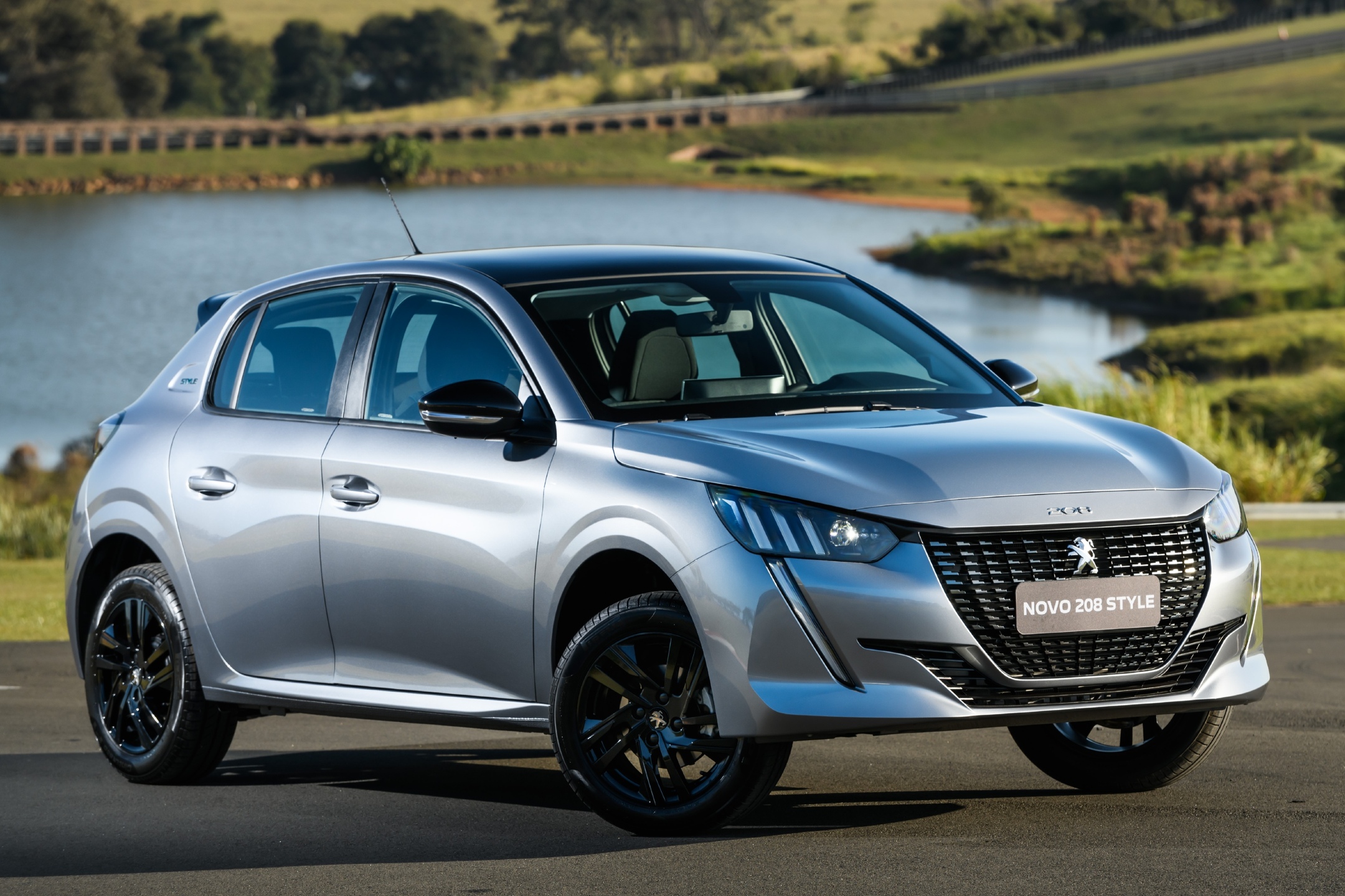 A variante Style acrescenta sofisticação por meio de elementos como a grade em Dark Chrome, faróis com detalhes cromados e tecnologia full-led