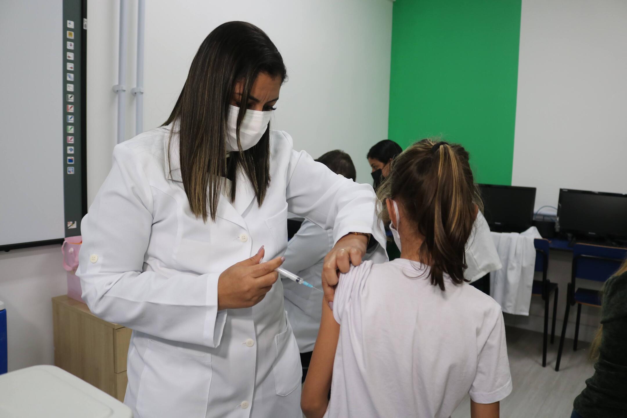 Projeto-piloto já imuniza crianças contra o HPV dentro de escola de Santos