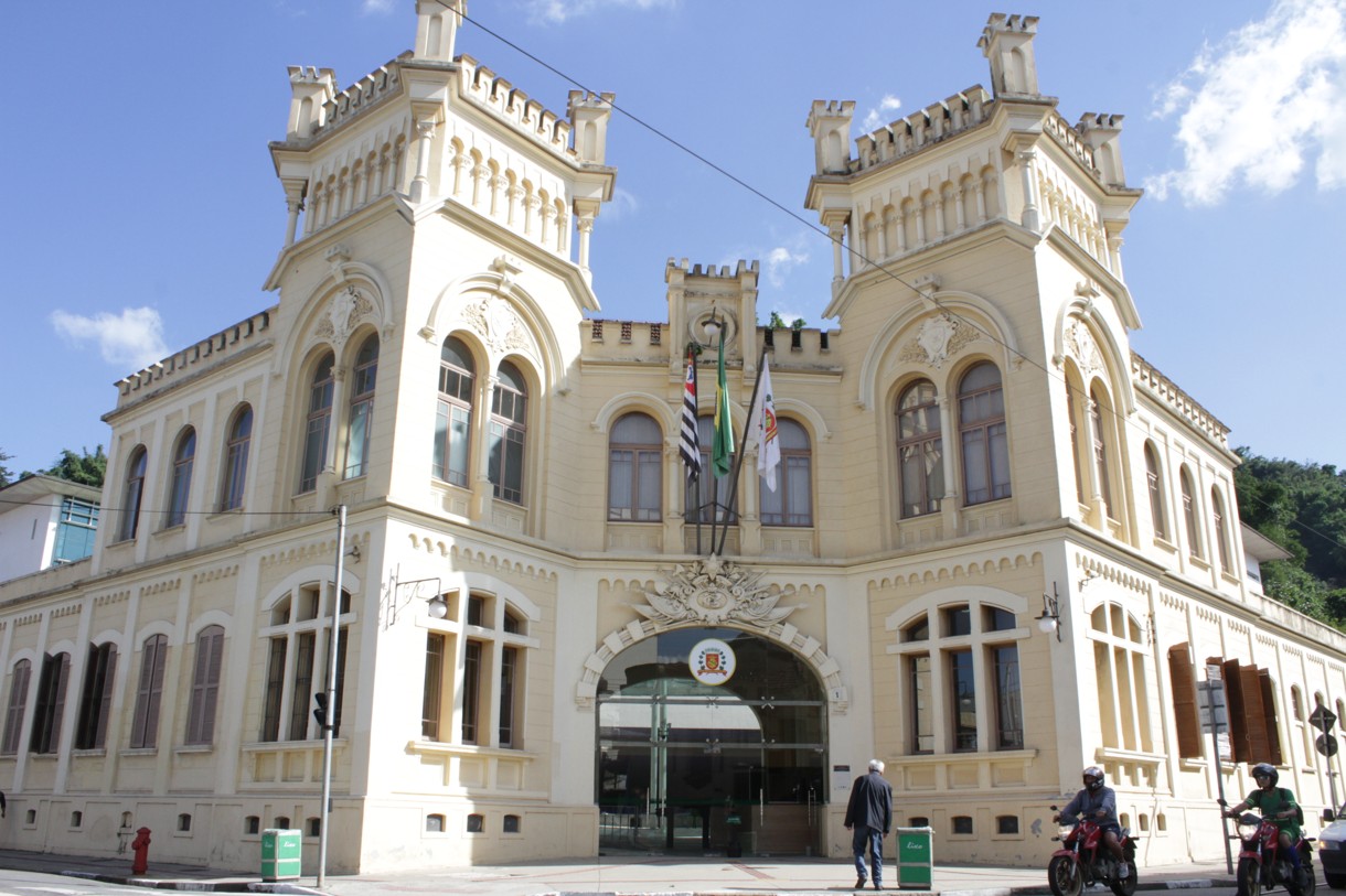 A justificativa da proposta é que a liberação facilitaria o cumprimento do papel (trabalho) dos vereadores santistas