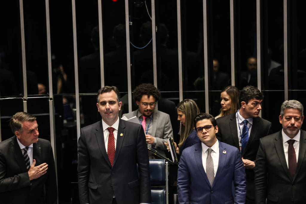 Bolsonaro na cerimônia de promulgação da PEC Kamikaze, que busca ampliar benefícios sociais durante as eleições