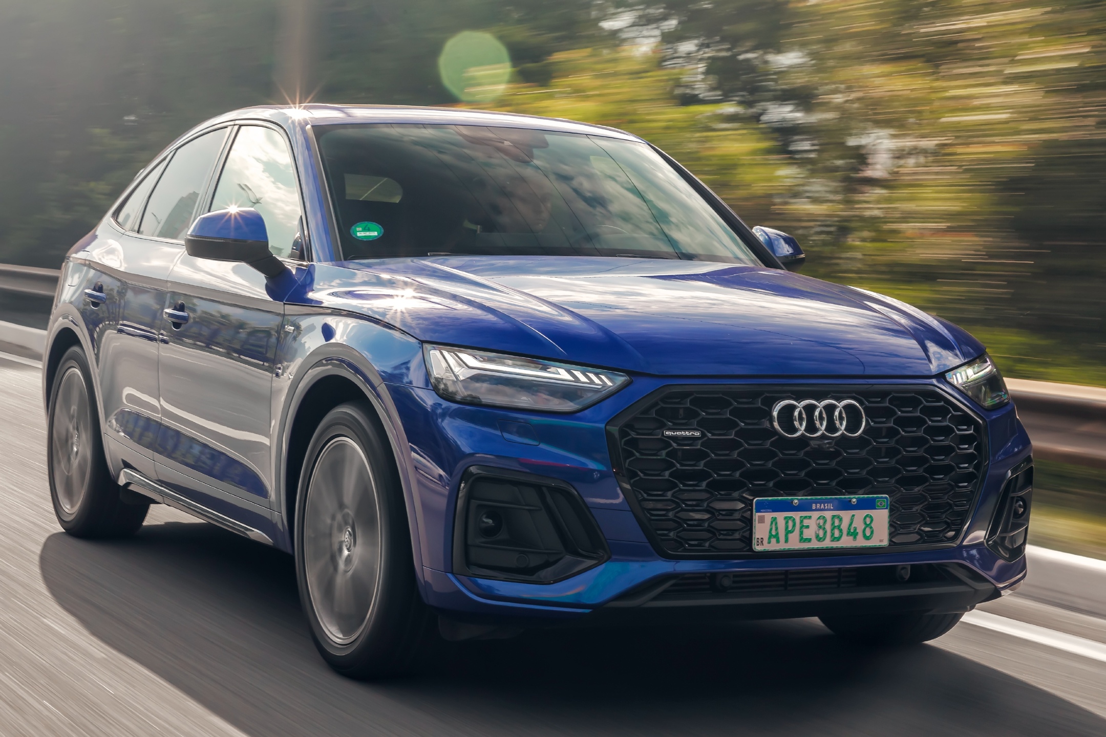 O Q5 TFSIe impacta no visual, com linhas musculosas e curvas dinâmicas