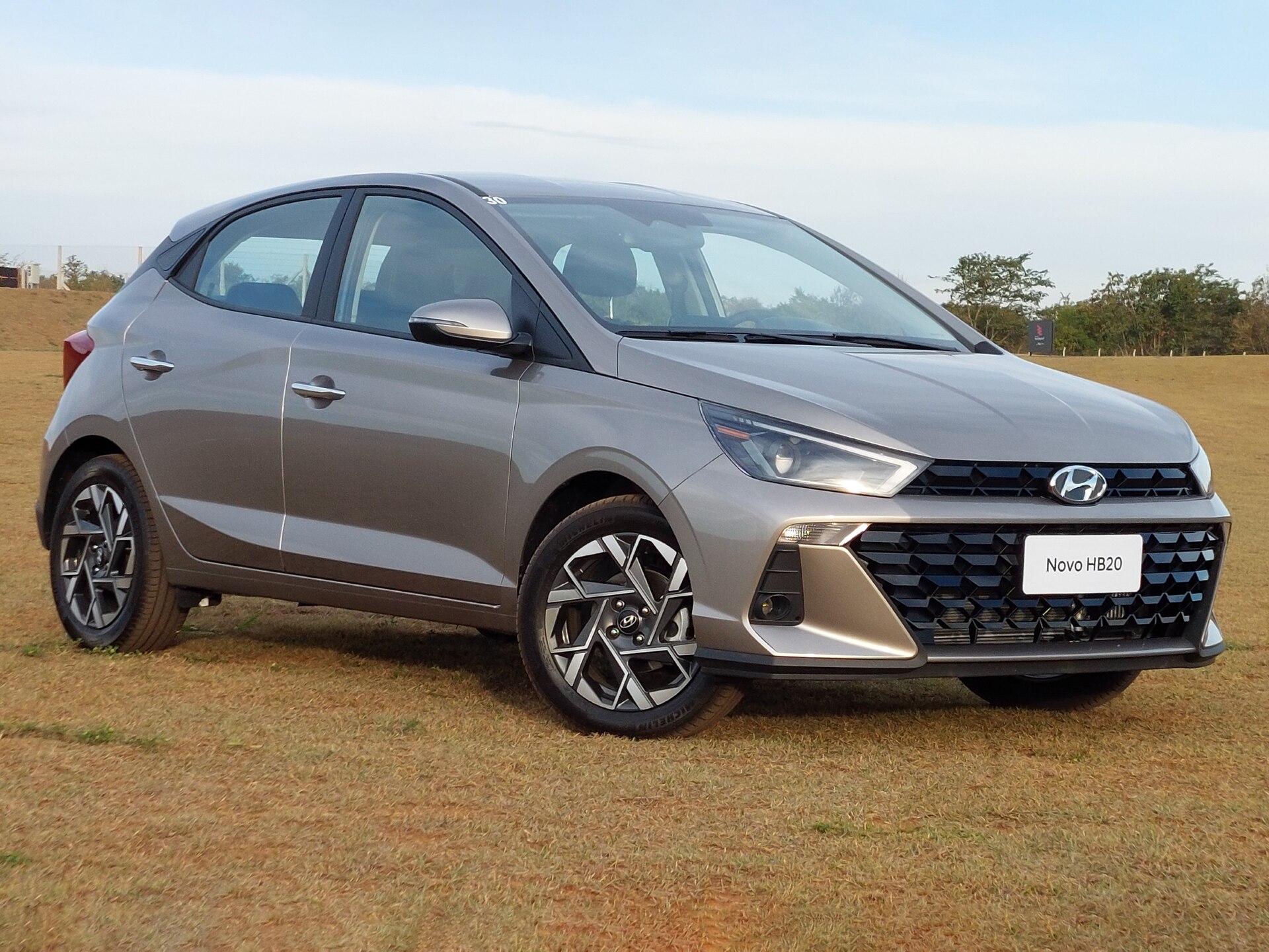 Hyundai renovou profundamente a dianteira e a traseira do hatch e também a do sedã na linha 2023 do HB20