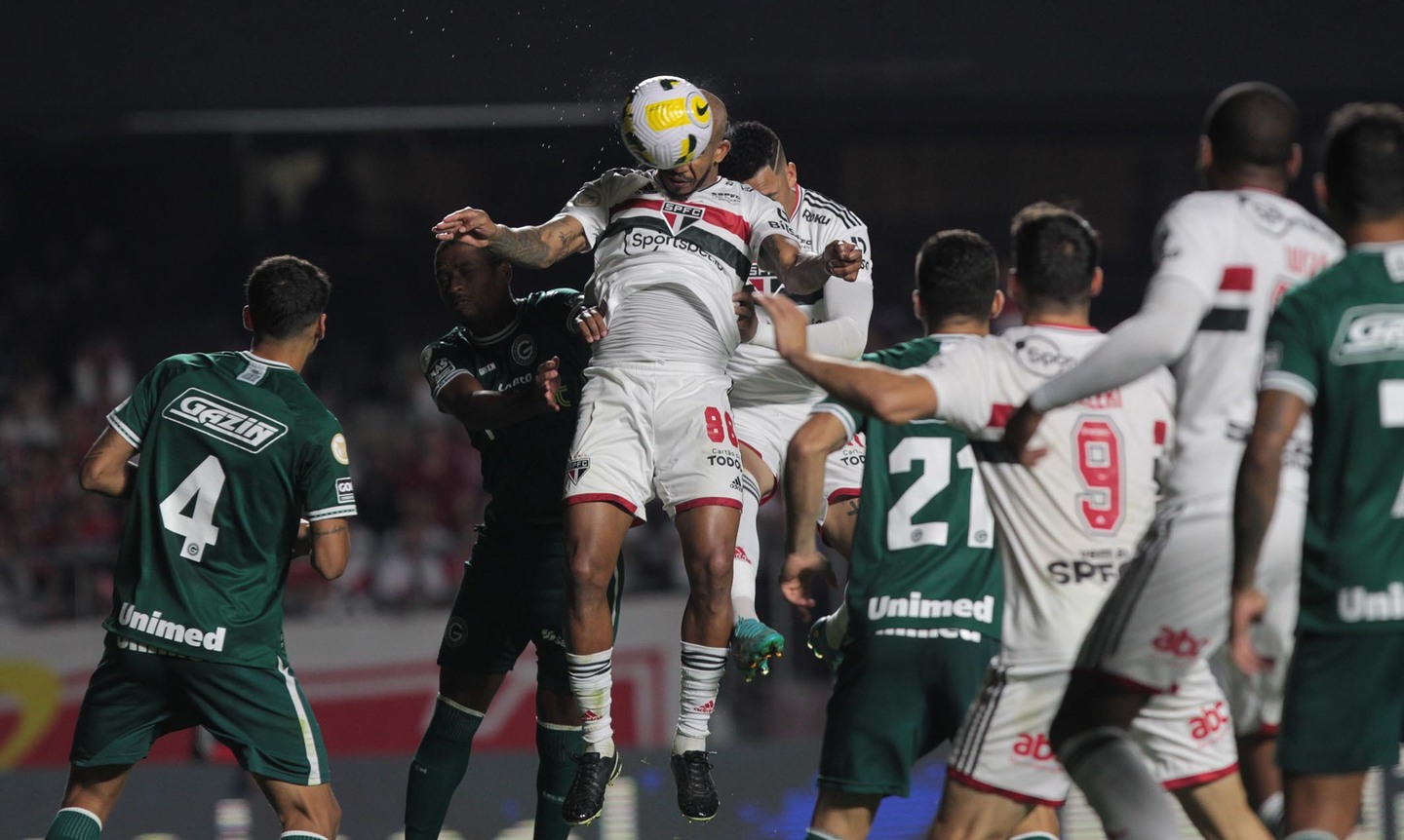 Patrick sobe de cabeça no Morumbi: jogo terminou com empate por 3 a 3