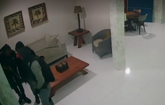 Quatro homens armados invadiram apartamentos e levaram dinheiro e objetos de valor