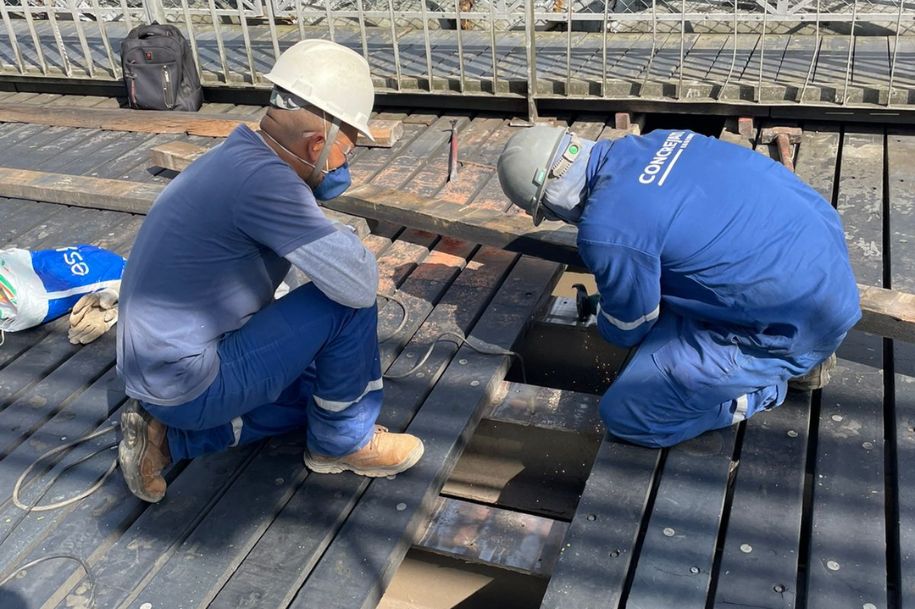 O tráfego permaneceu bloqueado na manhã de hoje para a troca das pranchas de madeira que estavam comprometidas