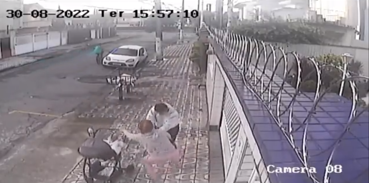 Uma mulher com um carrinho de bebê teve o celular roubado no Gonzaguinha, em São Vicente