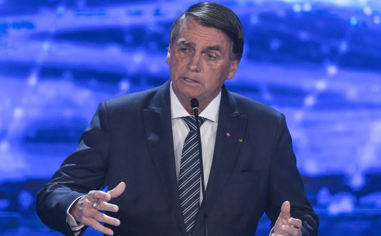 Bolsonaro chegou a chorar ao dizer que gostaria de estar presente, mas não deu mais detalhes sobre quando pretende voltar ao Brasil