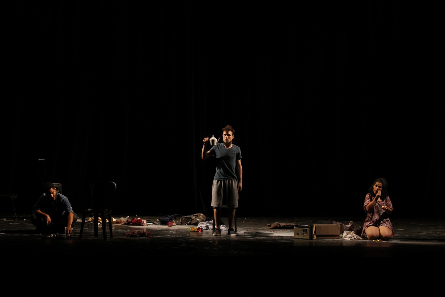 Cena de "Resíduos", do Grupo Em Bando Coletivo, de Santos (SP), atração da Mostra Regional